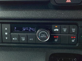フルオートエアコンは希望の温度設定で風の温度も風量も自動調整で年中快適です。運転席/助手席シートヒーターで寒い日もすぐに温かくなり快適に過ごせます。2段階の温度調整が可能です。