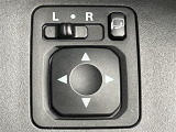 【電動格納ミラー】運転席のスイッチで、ドアミラーの開閉や角度の調整ができます。