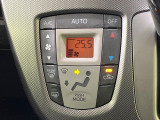 【オートエアコン】一度お好みの温度に設定すれば、車内の温度を検知し風量や温度を自動で調整。暑い&hellip;寒い&hellip;と何度もスイッチ操作をする必要はありません。快適な車内空間には必須の機能ですね♪