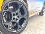 ●純正21インチアルミホイール:輸入車ならではの卓越した走りを支えるホイールと足回りです!日本車の走りに慣れている方にもぜひ体感して頂きたいほど、高いレベルでまとまっています!