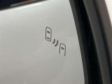 ブラインドスポットモニター(BSM)を装備しています。隣を走る車両が死角に入るとミラー内LEDインジケーターが点灯。さらに、ウィンカーを出すとインジケーターが光って点滅して注意を促してくれます。
