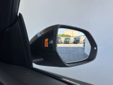 ●アウディサイドアシスト『後方の死角を並走する車両を検知しドアミラーの内側のLEDが点灯。ドライバーに注意を促し事故を未然に防ぐシステムです。』