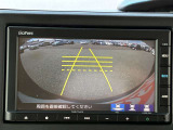 【バックモニター】後方の障害物や歩行者を確認できるバックモニター。狭い駐車場や混雑した場所でも安心して車を操作できます。