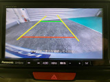 【バックモニター】ガイドライン表示機能付きバックカメラ装着車です。バックでの駐車時など後方の安全確認ができて安心安全です♪