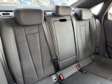 ●リアシート『フロントシート同様に固めの座り心地でホール性の高い設計。コンパクトボディながらも膝前スペースもしっかり確保されています。2人乗車可能』