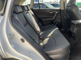 後部座席も気になるようなキズ・汚れやへたり等、大きなダメージはなく、良好な状態です。