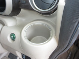 運転席と助手席にはドリンクホルダーがあります。取りやすい位置にありますからドライブも楽しくなりますね!