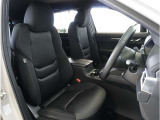 【清潔感のある運転席&助手席】隅々までクリーニングの行き届いた運転席&助手席。目立ったシミや汚れ等もございません。快適なドライブをどうぞ。