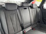 ●リアシート『フロントシート同様に固めの座り心地でホール性の高い設計。コンパクトボディながらも膝前スペースもしっかり確保されています。2人乗車可能』