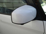 視認性にすぐれたサイドターンランプ付電動格納式リモコンカラードドアミラー。