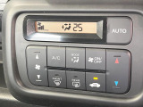 【オートエアコン】一度お好みの温度に設定すれば、車内の温度を検知し風量や温度を自動で調整。暑い&hellip;寒い&hellip;と何度もスイッチ操作をする必要はありません。快適な車内空間には必須の機能ですね♪