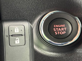 【キーレススタートシステム】カバンやポケットに入れたままでもドアの施錠・解錠が可能なスマートキーを装備。エンジンのオン・オフ時もカギを取り出す必要が無いからとっても便利です♪