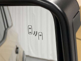 ブラインドスポットモニター(BSM)を装備しています。隣を走る車両が死角に入るとミラー内LEDインジケーターが点灯。さらに、ウィンカーを出すとインジケーターが光って点滅して注意を促してくれます。
