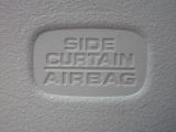 サイドカーテンエアバックシステムは、側面衝突時に大人から子供までさまざまな体格の乗員の頭部や頚部を広範囲で保護。特にセンターピラーへの頭部衝突を防ぐ展開性能を実現しています。