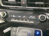 【オートエアコン】一度お好みの温度に設定すれば、車内の温度を検知し風量や温度を自動で調整。暑い&hellip;寒い&hellip;と何度もスイッチ操作をする必要はありません。快適な車内空間には必須の機能ですね♪