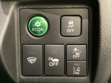 Hondaセンシング用の、VSA(ABS+TCS+横滑り抑制)解除と路外逸脱抑制機能のオンオフスイッチなどはハンドルの右側に装備しています。燃費に役立つECONボタンもここです。