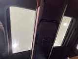 【左右独立ムーンルーフ】2列目左右席にそれぞれ配置されたガラスルーフ!日差しに合わせて片側だけシェードを閉めることも可能です!