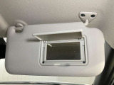 【運転席サンバイザー】鏡が付いているのでメイク直しなどにも便利★