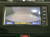 こちらのバックカメラは画面にラインが表示されておりますので、バック時のクルマの進行方向の目安になります。より高いレベルで車庫入れをサポートする、便利な機能ですね。