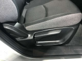 運転席は座面の上下調整ができ適切なドライビングポジションで運転できますよ♪