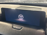 【12.3インチマツダコネクト】車内の雰囲気にマッチした大型ディスプレイ。スマホ接続でのナビ使用やBluetooth再生等、様々な機能が楽しめます。直感的なダイヤル操作が可能で、使い勝手も良好です。