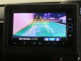 車両後方の映像を映すバックモニター。進路を確認しながら安全に車庫入れできます。