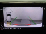 ギアをリバースに入れると車両後方の映像を映し出します。画面にはガイドラインが表示され、車庫入れや縦列駐車などの際に安全確認をサポートします。