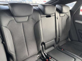 ●リアシート『フロントシート同様に固めの座り心地でホール性の高い設計。コンパクトボディながらも膝前スペースもしっかり確保されています。2人乗車可能』