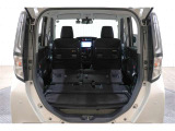 後席を格納すると大きなスペースが出来るので大きな荷物も積み込めます!