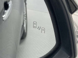 ブラインドスポットモニター(BSM)を装備しています。隣を走る車両が死角に入るとミラー内LEDインジケーターが点灯。さらに、ウィンカーを出すとインジケーターが光って点滅して注意を促してくれます。