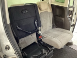 座面を跳ね上げて収納スペースを広くすることも可能です。シートスライドも可能で足元の広さも調整できます。