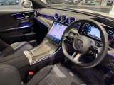 ステアリングシフトが装備されております。ステアリングから手を離さずにシフトチェンジができます。マニュアルモードをご選択頂くことにより、よりアグレッシブな走行が可能となります