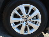 純正16インチアルミを装備して、見た目も良好です。クルマはやっぱり外見も大切にしたいですよね。純正アルミは高い完成度で、クルマにマッチします。