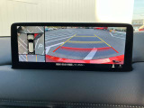 360&deg;ビューモニターでは、両サイドとフロント、バックカメラの合成で、あたかも上空から見下ろした様に周囲を確認して頂けます。駐車場だけでなく、T字路等でも活躍のアイテムです!