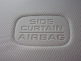 サイドカーテンエアバックシステムは、側面衝突時に大人から子供までさまざまな体格の乗員の頭部や頚部を広範囲で保護。特にセンターピラーへの頭部衝突を防ぐ展開性能を実現しています。