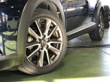 こちらはスタイリッシュな純正アルミホイールを装着しております☆