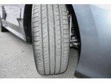 右前タイヤ タイヤはひびもなく良好です!詳細は各タイヤ写真をご覧ください。タイヤパンク保証プログラム販売中!もしもの時にタイヤ4本新品交換!詳細はスタッフまで!※ホイールロックナットは展示用です。