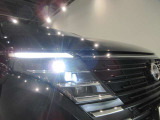 アダプティブLEDヘッドライトシステムです対向車や先行車に照射しないよう自動でハイビームの照射範囲を切り替えます 夜間走行時とても役立ちます
