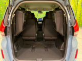 普段のお買い物や通勤、送迎等に十分な荷室スペースを確保しております。サードシートを跳ね上げると、大きな荷物の積載も可能です♪