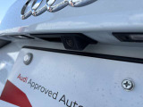 ●リアビューカメラ『入車経路を算出し、ガイドラインと補助線をディスプレイに表示します。同時にバンパーに内蔵のセンサーが障害物を感知し音で注意を促します。後方の死角も安心していただけます。』