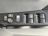 【電動格納ミラー】サイドミラーは電動格納式となっており、狭い駐車場でもキズがつくリスクを抑えられます。