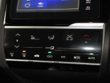 操作部に静電式タッチパネルを採用したフルオート・エアコンディショナー。Honda インターナビ同様、スマートフォン感覚の直感操作を実現しています。