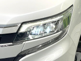 【LEDヘッドライト】悪天候や夜間走行時も良好な視界を確保し安心して運転できる高輝度LEDヘッドライトを装備!点灯速度が早く、消費電力も抑えられています。