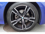 【BMWアロイホイール】軽量かつ強度に拘ったアロイホイール。走行性能ポテンシャルを引き出す設計。タイヤのサイドウォールが強化されたランフラットタイヤは、パンク時にタイヤがつぶれてもリムから外れません。