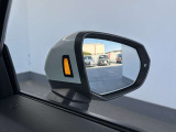 ●アウディサイドアシスト『後方の死角を並走する車両を検知しドアミラーの内側のLEDが点灯。ドライバーに注意を促し事故を未然に防ぐシステムです。』