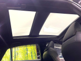 【パノラマルーフ】大型のガラスルーフ搭載で車内の解放感が一気にアップ!開放的なドライブをお楽しみいただけます。