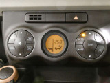 「AUTO」スイッチで車内の温度を一定に保ってくれるオートエアコン 快適装備の代名詞 もちろんマニュアル操作も可能ですよ
