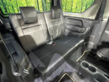後部座席も気になるようなキズ・汚れやへたり等、大きなダメージはなく、良好な状態です。