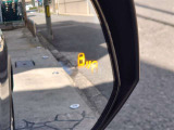 隣車線を走る車両をレーダーで検知し、ドアミラーでは確認しにくい後側方エリアに存在する車両に加え、急接近してくる車両も検知します。車両を検知するとドアミラーに搭載されたLEDインジケーターが点灯します。