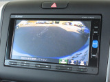 バックをするとき自動でリアの様子が映る『リアカメラ』付き! ナビ画面で確認しながらバックができますから安心ですね。でも、目視も大切ですよ!安全第一でお願いします!